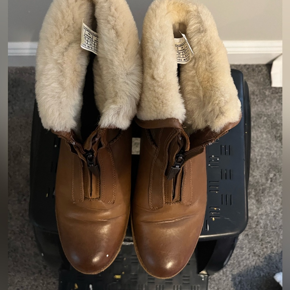 Women’s UGG  boot size 10 brown in color gently used nice boot for casual style.